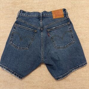 Levi’s Women’s 501 mid thighs shorts Size: 24